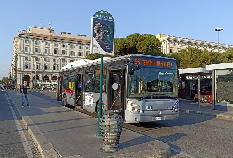 Na nádraží Termini odpoèívá plynový autobus Citelis v pøedchozím støíbrném nátìru ATAC z roku 2010, kdy bylo dodáno 24 tìchto vozù. Celkem jezdí v Øímì 130 kloubových a 230 standardních vozù tohoto typu.