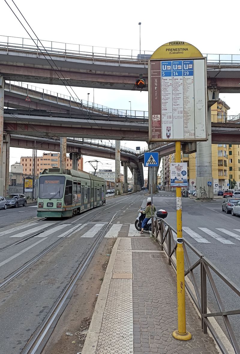 Brutální mimoúrovòová silnièní køižovatka nad východní tramvajovou radiálou u zastávky Prenestina/Caballini, kde se nachází také místní tramvajová vozovna.