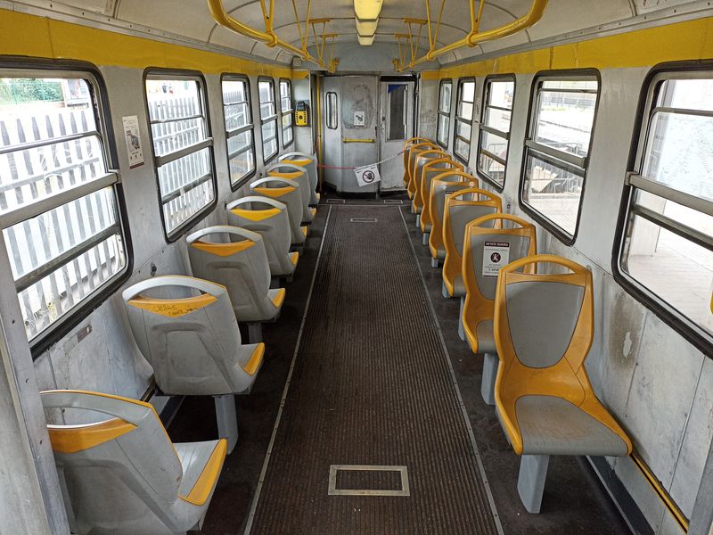 Interiér tìchto 95 let starých a pøesto stále bìžnì provozovaných tramvají na zkrácené pøímìstské lince Roma – Giardinetti.