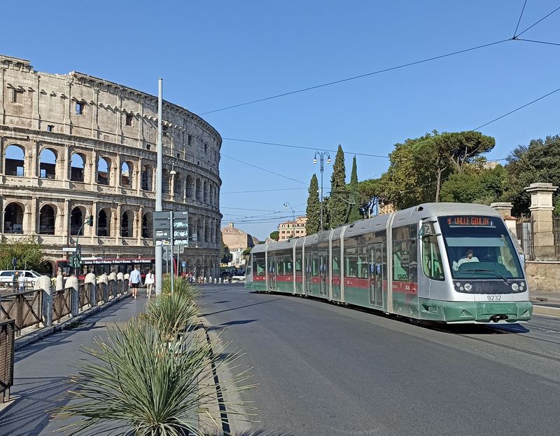 Linka 3 jezdící také kolem Kolosea je doménou nejnovìjších sedmièlánkových tramvají Alstom-Fiat Cityway, které byly dodány v roce 2000 v poètu 52 kusù. Potkáte je na linkách 3 a 8, které obsluhují hlavnì jižní èást centra Øíma.