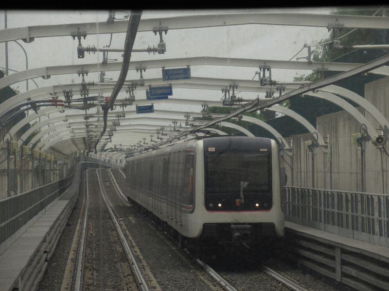 Ve východní èásti linky C je metro vedeno po povrchu nebo po nadzemních estakádách. Z 22 stanic je 9 povrchových nebo nadzemních. V provozu je 30 šestivozových souprav AnnsaldoBreda.