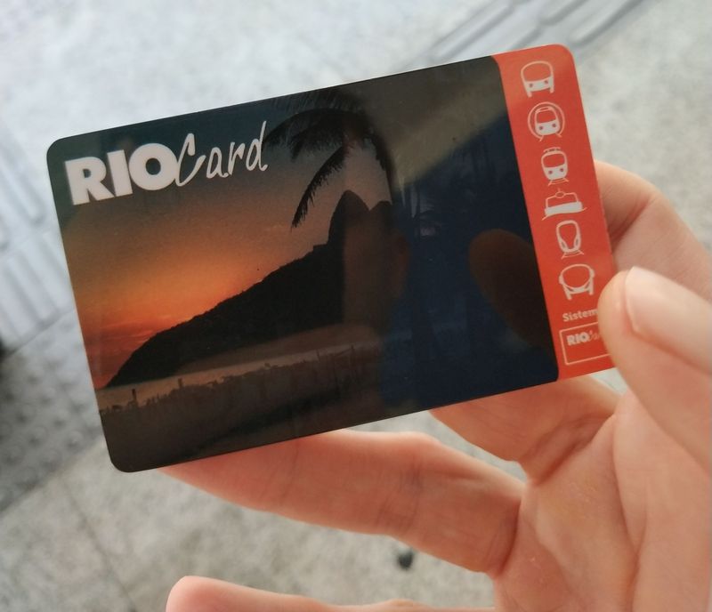 Vstupenkou do svìta MHD je tato èipová karta Rio Card, na kterou si mùžete nahrát libovolný obnos a pak už jen jezdit, a to jakýmkoli druhem veøejné dopravy. Metro v Riu má také svou vlastní kartu, ta ale platí jen v metru a vybraných návazných autobusech. Kartu Rio Card si lze pomocí platební karty koupit i na letišti na nástupní zastávce BRT.