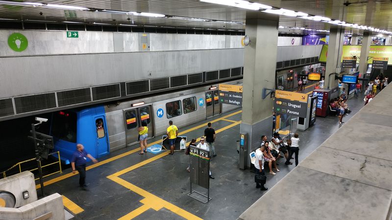 Stanice Central patøí k nejstarším stanicím metra v Riu. A pùvodní jsou také tyto brazilské soupravy. I nejstarší stanice jsou celkem prostorné, èást z nich má nástupištì po obou stranách vlakù.