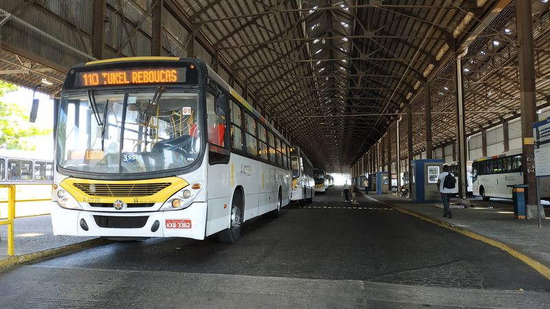 Typický mìstský vysokopodlažní autobus v autobusovém terminálu Rodoviária, který sousedí s nejvìtším dálkovým autobusovým nádražím v Riu. Konèí tu také tramvajové linky 1 a 2.
