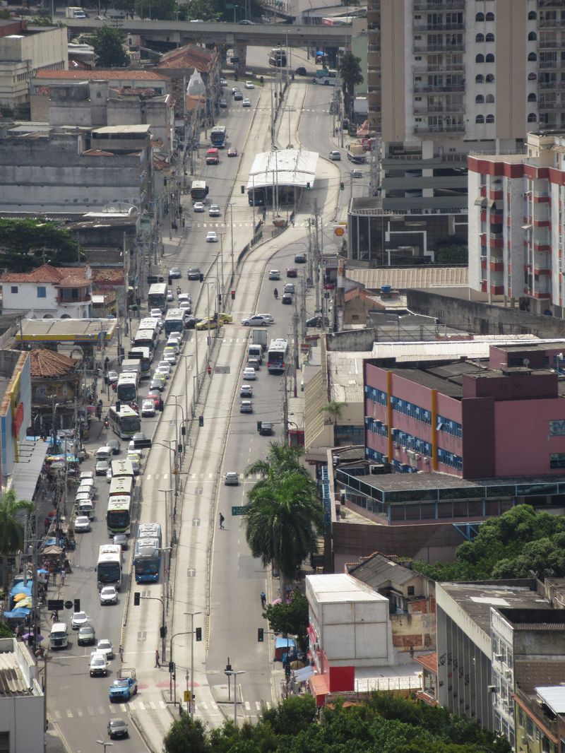 Trasa BRT TransCarioca vznikla v roce 2014 vìtšinou již v rostlé zástavbì na úkor ostatních silnic, chodníkù a nìkdy i budov. Nìkteré úseky se nepodaøilo dostateènì oddìlit od ostatní dopravy a kvùli rozhledovým pomìrùm je nìkde výraznì snížena rychlost. Co však zdržuje nejvíce, jsou naprosto nekoordinované semafory.