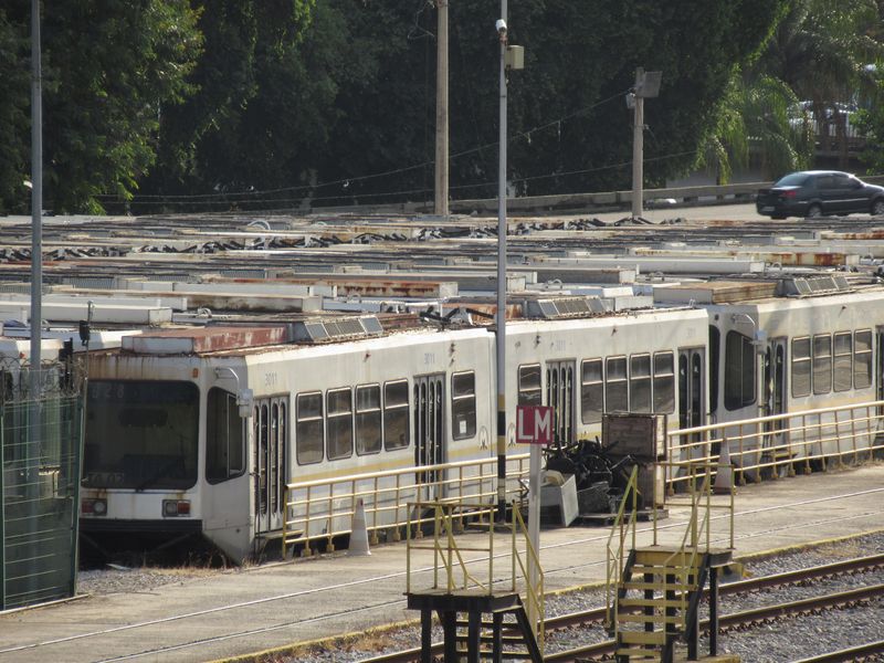 Tyto tramvaje jezdily na lince tzv. pré-metra do roku 1998, než byly vystøídány klasickým tìžkým metrem (dnes linka 2 smìr Pavuna). Nyní tyto vozy èekají na další osud ohlodávány zubem èasu na ploše nedaleko stanice metra Cidade Nova poblíž hlavního nádraží a zároveò depa metra i vlakù.