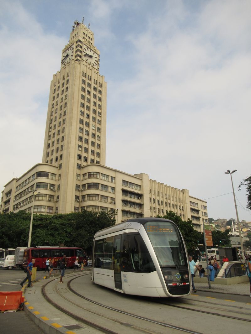Okolo hlavního vlakového nádraží Central, kde konèí všechny pøímìstské vlaky v Riu, a jehož budova je výraznou dominantou širokého okolí, jezdí linka 2, již brzy by k ní mìla pøibýt i linka 3. Linka 2 bohužel nestaèí uspokojit všechny dojíždìjící – ráno ve smìru od nádraží a odpoledne opaènì jsou tramvaje pøeplnìné.