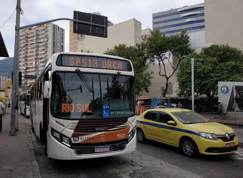 Nový èi rekonstruovaný vysokopodlažní mìstský autobus na lince SP513, která navazuje na metro ve stanici Botafogo a míøí k dolní stanici kabinové lanovky na horu Urca, neboli Cukrovou homoli, odkud je nejhezèí výhled na Rio a okolí. K lanovce se dostanete také pøímou linkou 107 z hlavního nádraží Central.