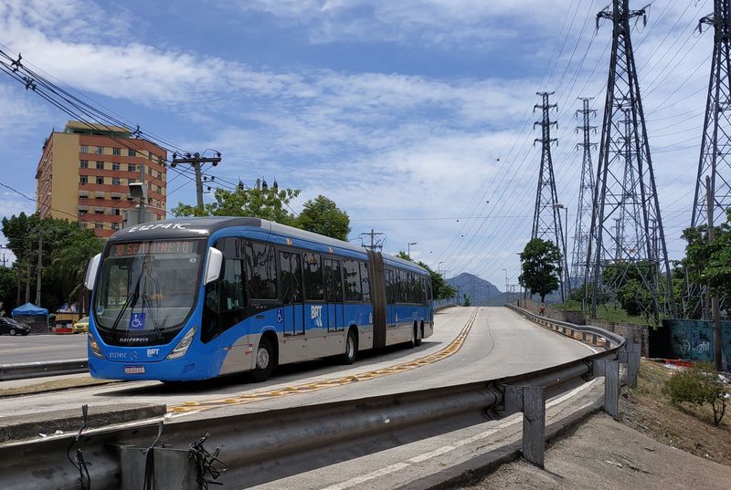 23metrový metrobus Marcopolo s motorem Mercedes-Benz na samostatném koridoru severojižní trasy BRT TransCarioca poblíž stanice vlaku Madureira. Kvùli ostrovním nástupištím mají metrobusy dveøe na levé stranì.