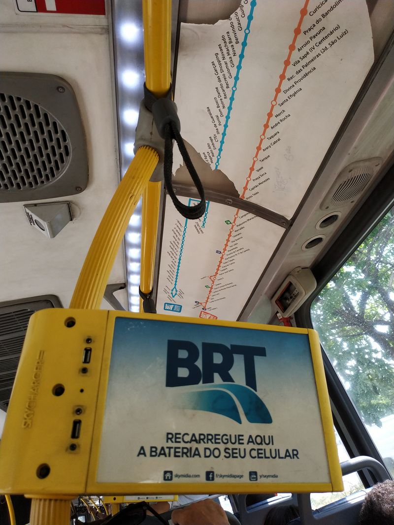 Uvnitø metrobusù najdete také historická schémata tras linek, jak se postupnì systém BRT vyvíjel – tøeba zde ještì bez tøetí trasy z roku 2016. Kontrastnì ke zdevastovaným a neudržovaným vozùm pùsobí možnost dobít si mobilní telefon.
