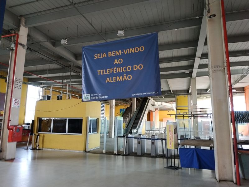 Vítejte v již nefunkèní nástupní stanici mìstské lanovky do ètvrti Alemao. Stanice se nachází pøímo nad stanicí Bonsucesso pøímìstského vlaku Supervía. V provozu byla v letech 2011-2016.