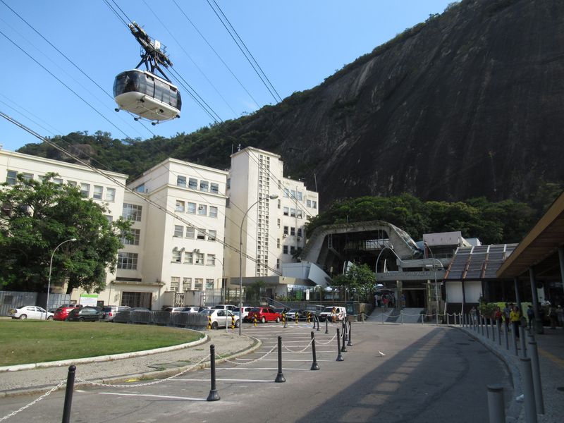 Dolní stanice lanovky na horu Urca (Cukrová homole) s kapacitním a kvalitním zázemím pro nákup jízdenek i èekání ve frontì. K lanovce se lze dostat také autobusem buï pøímo od hlavního nádraží v Riu (linka 107) nebo od nejbližší stanice metra Botafogo (linka SP513).