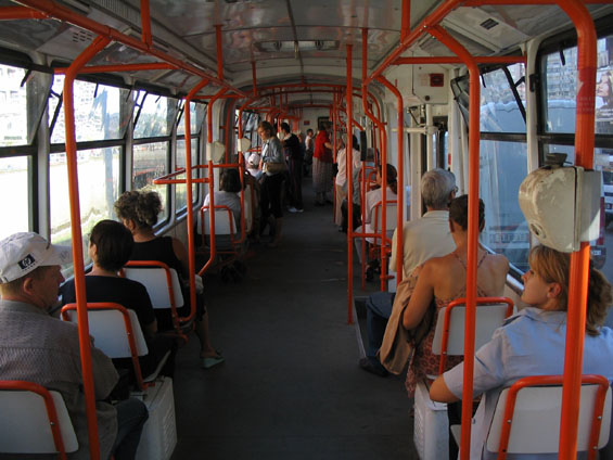 Interiér nové / modernizované tramvaje V3A rumunské výroby.
