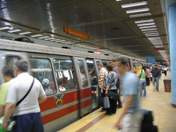 Souprava metra rumunské výroby z Aradu ve stanici Obor na lince 1.