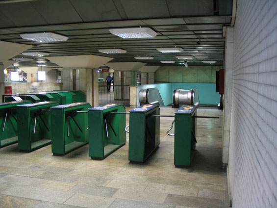 Výstupní turnikety ve stanici metra Gara Nord. Každá jízdenka obsahuje magnetický proužek.