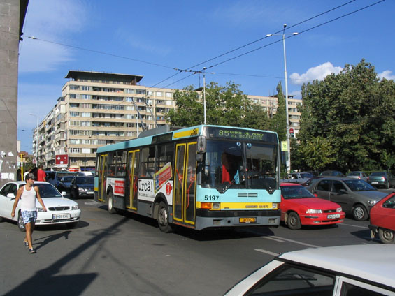 Koneèná linky 85 u severního nádraží. Tìchto Ikarusù jezdí v Bukurešti asi 200.