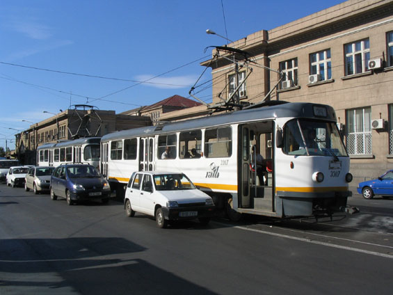 Èeské T4 si v Bukurešti vesele jezdí s otevøenými dveømi. Zastávka v automobilové džungli u severního nádraží.
