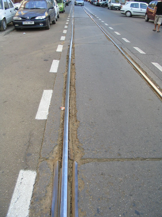 Tramvajové tratì v Bukurešti jsou v žalostném stavu. Na mnoha místech jsou použíty BKV panely s malou odlišností - kolejnice nejsou žlábkové. A beton se také zaèíná vytrácet.