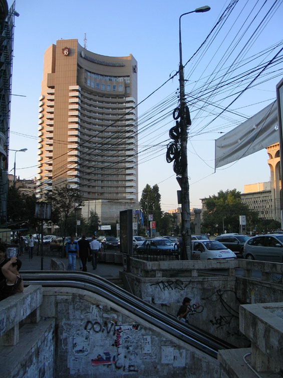 Takto vypadá centrum Bukurešti. Veškeré dráty a kabely jsou vedeny nad zemí.