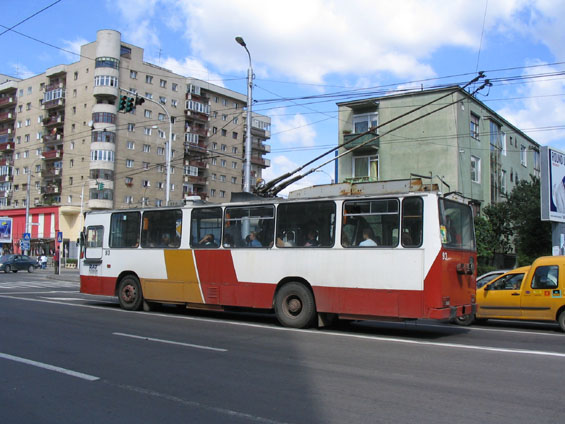 Trolejbus Rocar DAC 212E z devadesátých let na lince od nádraží do centra.
