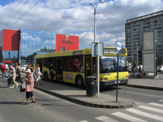 Jediná nízkopodlažní vozidla v Brašovì jsou bìloruské autobusy MAZ 301 dodávané do roku 2005 v poètu 45 kusù. Zde na hlavním nádraží.