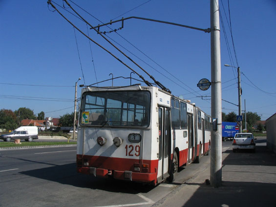 Kloubové trolejbusy Rocar DAC 217E z let 1992-1994 jezdí hlavnì na lince 1b spojující západní autobusové nádraží z hlavním vlakovým nádražím.