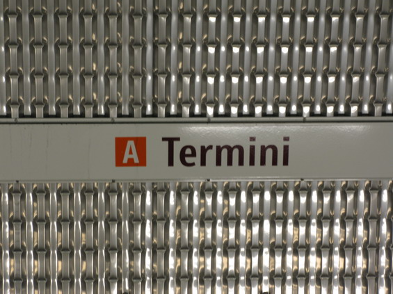 Ve stanici Termini se pod stejnojmenným hlavním vlakovým nádražím køíží obì linky øímského metra. Je to dosud jediná pøestupní stanice øímského podzemí.