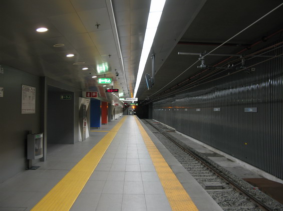 Unifikované nástupištì nových stanic metra B, které byly zprovoznìny v roce 2012.