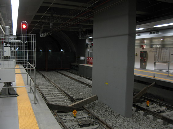 Prozatímní koneèná stanice Conca d´Oro, zprovoznìná v roce 2012. Již brzy by mìlo dojít k prodloužení dál na sever o jednu stanici (Ionio).