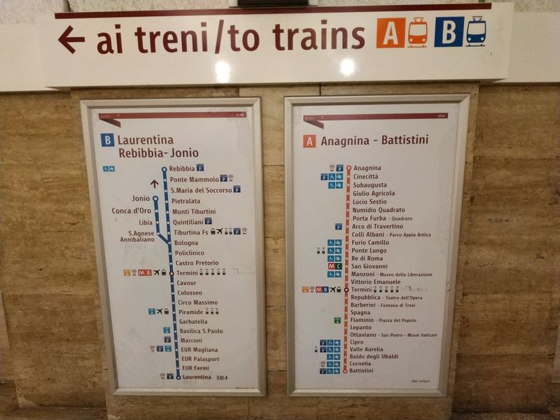 Trasy základních dvou linek metra A a B. Naposledy byla rozšíøena linka B na své severozápadní vìtvi o stanici Jonio v roce 2015.