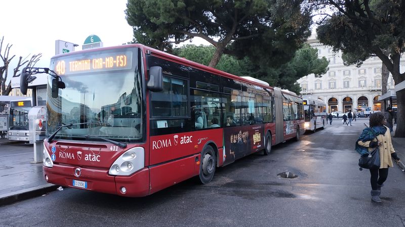 Jeden z novìjších kloubových autobusù dopravního podniku ATAC v poslední verzi mìstského nátìru. Z 2000 autobusù je kloubových jen cca 150. Øím opìt trpí pøestárlostí vozového parku a jeho èetnými poruchami, proto nyní chystá dodávku 230 nových tureckých autobusù a cca 70 ojetých osmiletých autobusù z Izraele. Prùmìrné stáøí øímských autobusù je kolem 13 let.