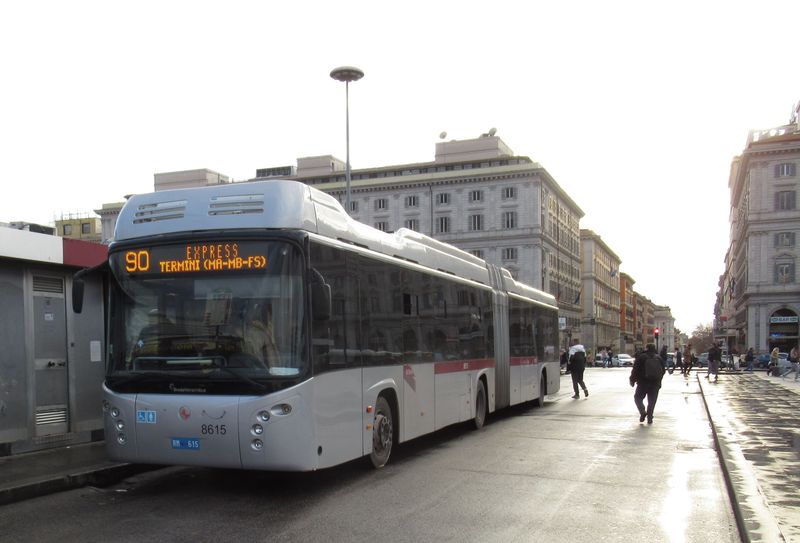 Od roku 2009 bylo u dopravce ATAC uskladnìno tìchto 45 trolejbusù BredaMenarinibus s elektrickou výzbrojí Škoda a s pomocným dieselagregátem, urèených pro novou trolejbusovou tra� na jihu Øíma, která se má zprovoznit po dlouhých prùtazích teprve až v roce 2019. Kvùli nedostatku provozních Solarisù s vypotøebovanými bateriemi se nakonec tyto zakonzervované vozy podívaly i na tuto první novodobou linku 90, která funguje od roku 2005.