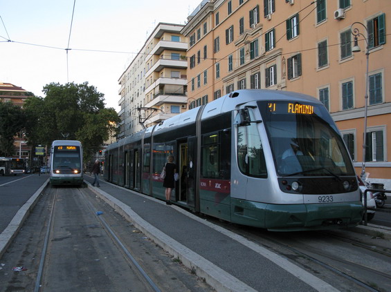 Krátká linka 2 jezdí od stanice metra Flaminio smìrem na sever, kde je ukonèena velkou blokovou smyèkou. Jezdí na ní pouze novìjší nízkopodlažní tramvaje. Tento nejnovìjší typ jezdí také na linkách 3 a 8.