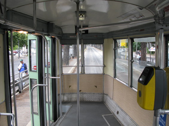 Detail prostorné zadní plošiny pøes 60 let staré dvouèlánkové tramvaje Stanga. Tyto stále funkèní vozy obsluhují linky 14 a 19.