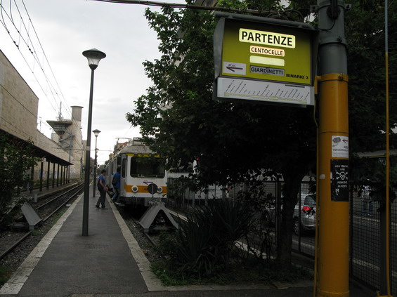 Koneèná stanice pøímìstské tramvaje poblíž nádraží Termini. Tato zvláštní tramvaj o rozchodu 950 mm míøí za mìsto východním smìrem a ve všední dny jezdí každých 5 minut.