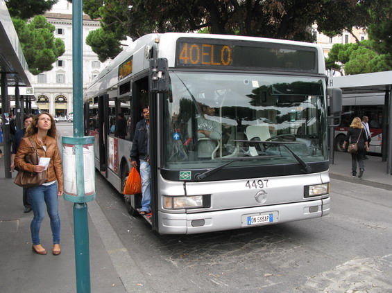 Jedna z nejvýznamnìjších páteøních linek - è. 40 - jezdí v krátkých intervalech mezi nádražím Termini a Vatikánem pøes námìstí Venezia. V jejích stopách by mìlo vést plánované prodloužení tramvajové linky 8. Autobusy jsou beznadìjnì pøeplnìné již v nástupní zastávce.
