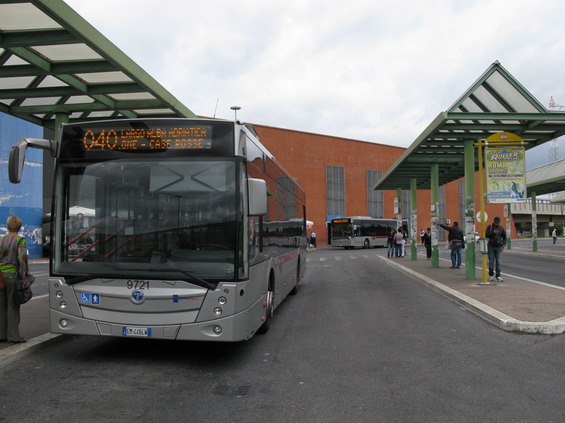 Turecký dvoudveøový autobus Temsa na periferní lince na autobusovém terminálu u stanice metra Ponte Mammolo. Odtud by mìla jednou vést tangenciální tramvajová linka na jih k ostatním linkám metra.