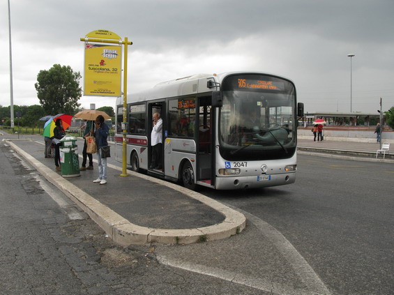 Midibus Irisbus na autobusovém nádraží u koneèné stanice metra Anagnina.