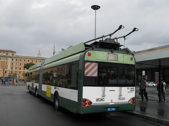 Jediná trolejbusová linka 90X odjíždí z terminálu Termini. Troleje zde ale nejsou, proto jsou zde trolejbusy pohánìny akumulátory.
