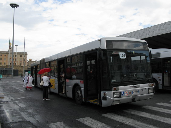 Starší èásteènì nízkopodlažní kloubový autobus BredaMenariniBus na odjezdové ploše pøed nádražím Termini. Vytížená linka 105 je vedena východním smìrem