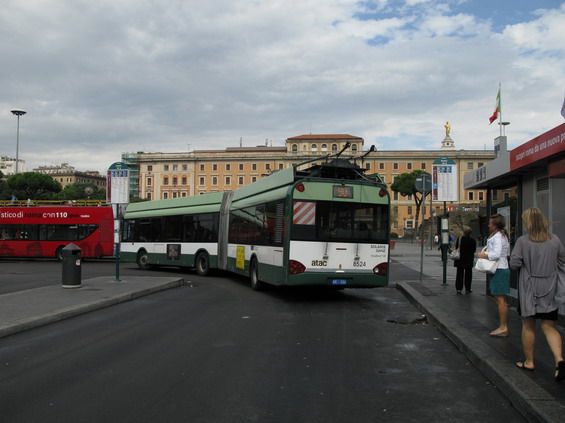 Trolejbusy odjíždìjí z hlavního nádraží Termini bez baterií, za pár zastávek se ale napojí na trolej a akumulátory se poté dobijí. Trasa trolejbusu vede cca 11 km do obytných ètvrtí severním smìrem