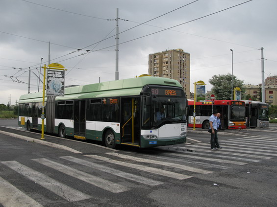 Trolejbusová linka 90X je zrychlená, projíždí tedy nìkteré zastávky na trase, která je èásteènì obsluhována také okolními autobusovými linkami.