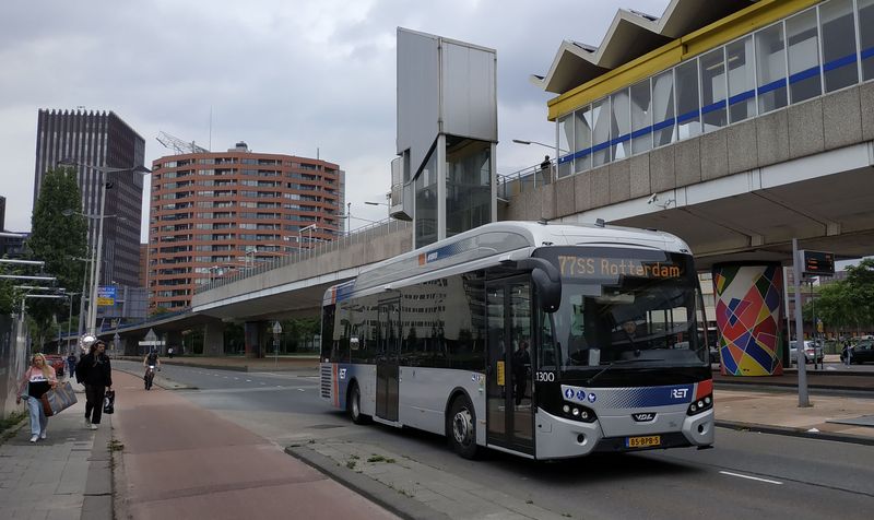 Cca 65 mìstských autobusových linek v Rotterdamu provozuje místní dopravní podnik RET. Kromì starších autobusù Mercedes-Benz Citaro byla velká èást vozového parku obnovena nedávno v podobì autobusù VDL Citea, a to od klasických naftových, pøes hybridní až po èistì elektrické. Tento hybridní autobus je ze stokusové dodávky v roce 2019 a zachycen byl na krátké lince 77 od stanice metra k historické námoøní lodi SS Rotterdam.