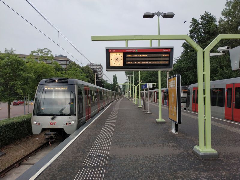 Také na severovýchodním okraji Rotterdamu je metro vedeno na povrchu. Základní východozápadní trasa se tu vìtví do tøech koncových úsekù pro linky A, B a C. Tento s koneènou stanicí Binnenhof leží uprostøed zdejšího velkého sídlištì. Metro sem jezdí již od roku 1983.