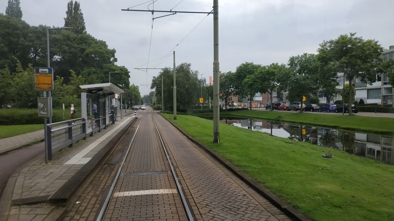 Do ètvrti Schiebroek na severu mìsta vede tramvajová linka 25, která je zde ukonèena polokružní tratí podél jednoho z vodních kanálù. Linka 25 tady nahradila v roce 2006 pùvodní linku 5.