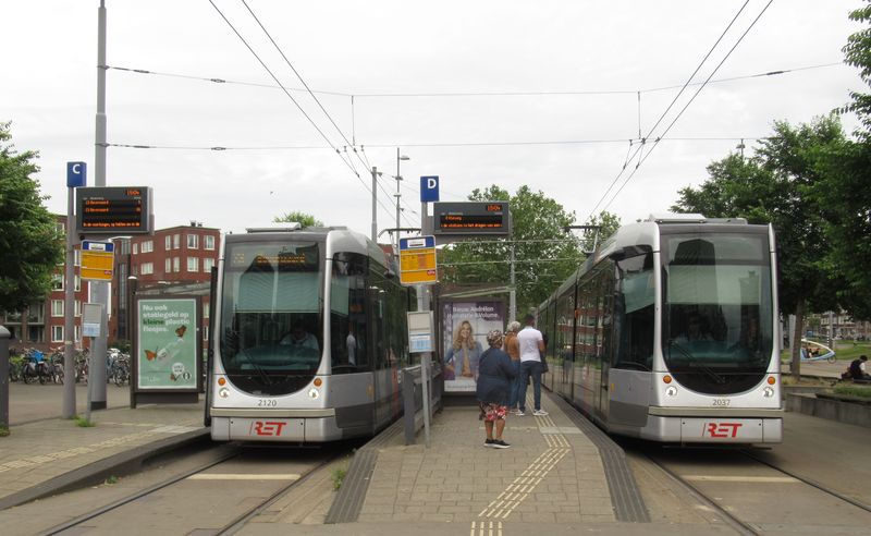 Zastávka Marconiplein u stejnojmenné stanice metra v západní èásti mìsta, kde konèí linka 4. Vedle sebe byly zachyceny oba typy tramvají Citadis, které jsou od sebe k nerozeznání, jen ta u nástupištì D je o nìco kratší, aby projela na všech pùvodních linkách è. 4, 6 a 8.