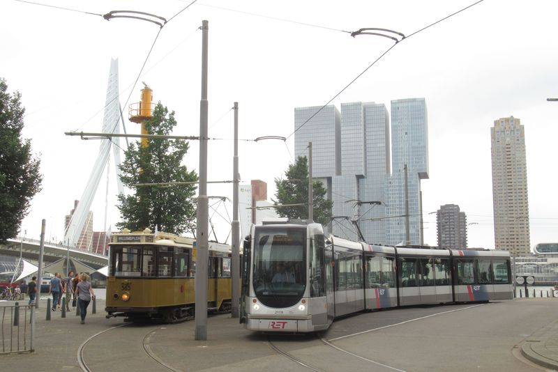 Druhá série tramvají Alsotm Citadis je o pùl metru kratší, aby projela i komplikovanìjší úseky na pùvodní tramvajové síti. Zde na koneèné linky 7 Willemsplein poblíž mostu Erasma Rotterdamského pøes mohutný tok øek Mázy. Koneènou zde má také víkendová historická linka, na které potkáte rùzné vozy zdejší bohaté tramvajové historie.