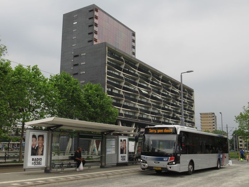 Na koneèné linky 2 v jižní èásti mìsta byl zachycen èistì naftový autobus VDL z roku 2019 ze ètyøicetikusové dodávky. Naftové autobusy jsou už ale v menšinì, po poslední velké dodávce v roce 2021 už dominují hybridní a elektrické autobusy.