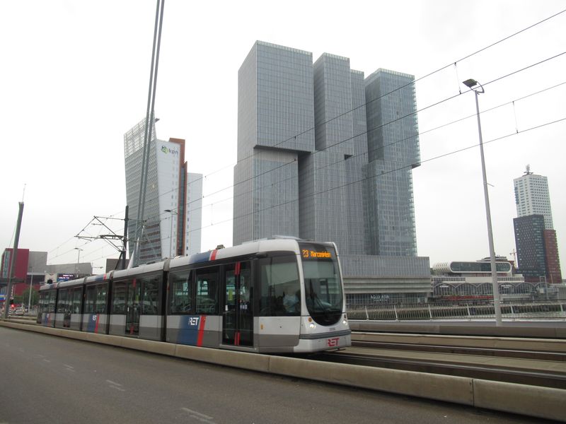 Jedna z tramvají Alstom Citadis 302 na mostì Erasma Rotterdamského z roku 1996. Ve stejném roce po nìm vyjela do levobøežní èásti mìsta také první tramvajová linka 20 v rámci projektu Tramplus.