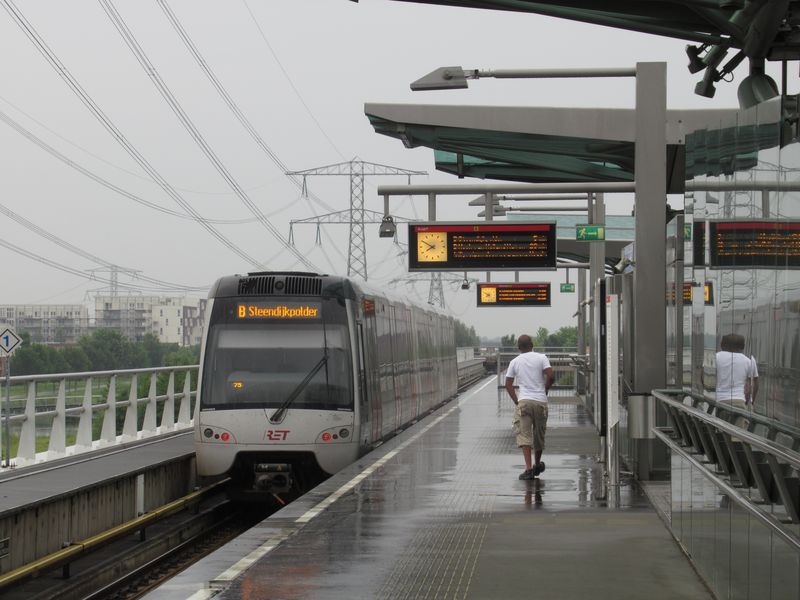 Nový typ soupravy metra na koneèné linky B Nesselande. Každá z linek metra jezdí v intervalu 10 minut. Ve spoleèných úsecích v centru tak metro jezdí každých 3-5 minut.